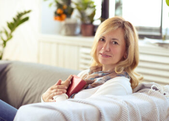 Lois (43): ”De man van mijn beste vriendin is al 20 jaar verliefd op mij.”