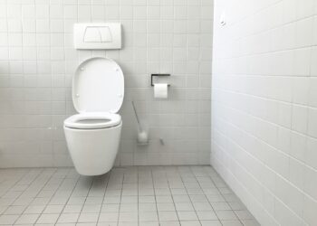 Zit er urinesteen in het toilet? Zo ontstaat het en zó verwijder je het