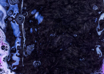 Dit is de reden waarom de zwarte was soms zo stinkt na het wassen