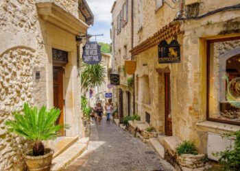 Femke (26): ”Ik emigreerde naar Frankrijk. Maar het is zo vermoeiend om een andere taal te praten…”