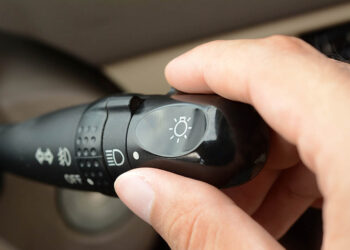 Om deze reden moet je altijd je koplampen 10 seconden eerder aanzetten voordat je de auto start