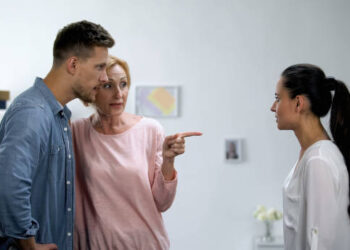 Jonge moeder in shock door eisen van schoonmoeder om te babysitten