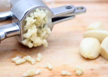 Gebruik je wel eens een knoflookpers? Dit is waarom je dat eigenlijk niet meer zou moeten doen