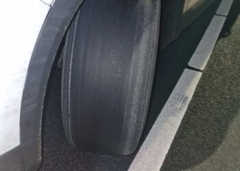 Geen profiel op je autobanden levert naast hoge bekeuringen ook gevaarlijke situaties op.