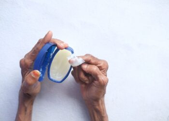 Zij smeert haar nagels in met vaseline. De reden zal je zeker verbazen!