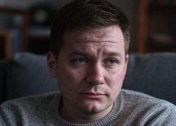 Schipper John keert na acht maanden terug en treft een nare verrassing thuis