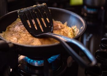 Experts waarschuwen voor plastic lepels, gardes en spatels tijdens het koken: “Levensgevaarlijk”