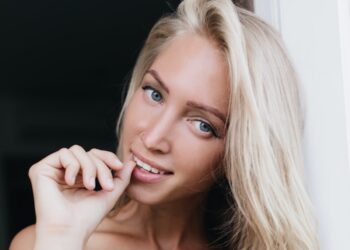 Evie (32): “Omdat mijn man een lelijke rijkaard is, vinden ze mij een golddigger”