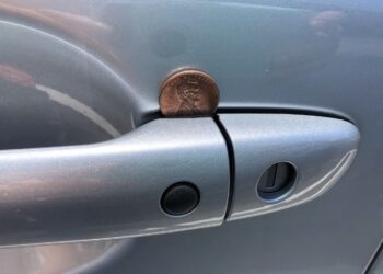 Dit betekent het als er een muntstuk in de deurhendel van je auto zit