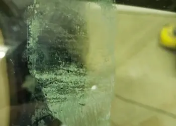 Last van plakbandresten op ramen? Gebruik dit goedkope goedje om ze makkelijk schoon te maken