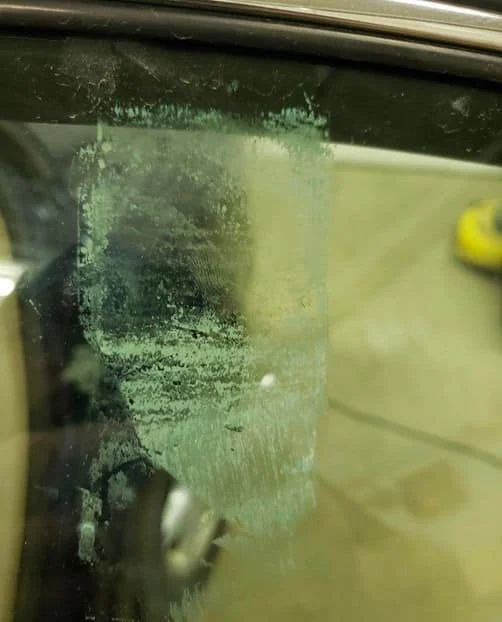 Last van plakbandresten op ramen? Gebruik dit goedkope goedje om ze makkelijk schoon te maken