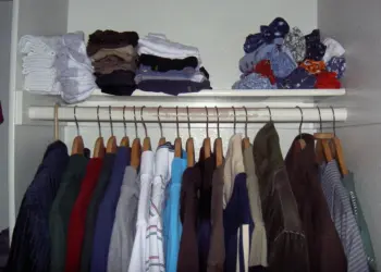 Deze slimme vouwtechniek bespaart je de helft van je kastruimte!