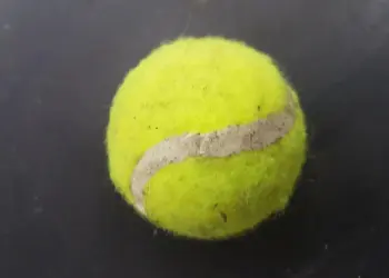 Dit is waarom je vandaag nog een tennisbal in de wasmachine moet doen