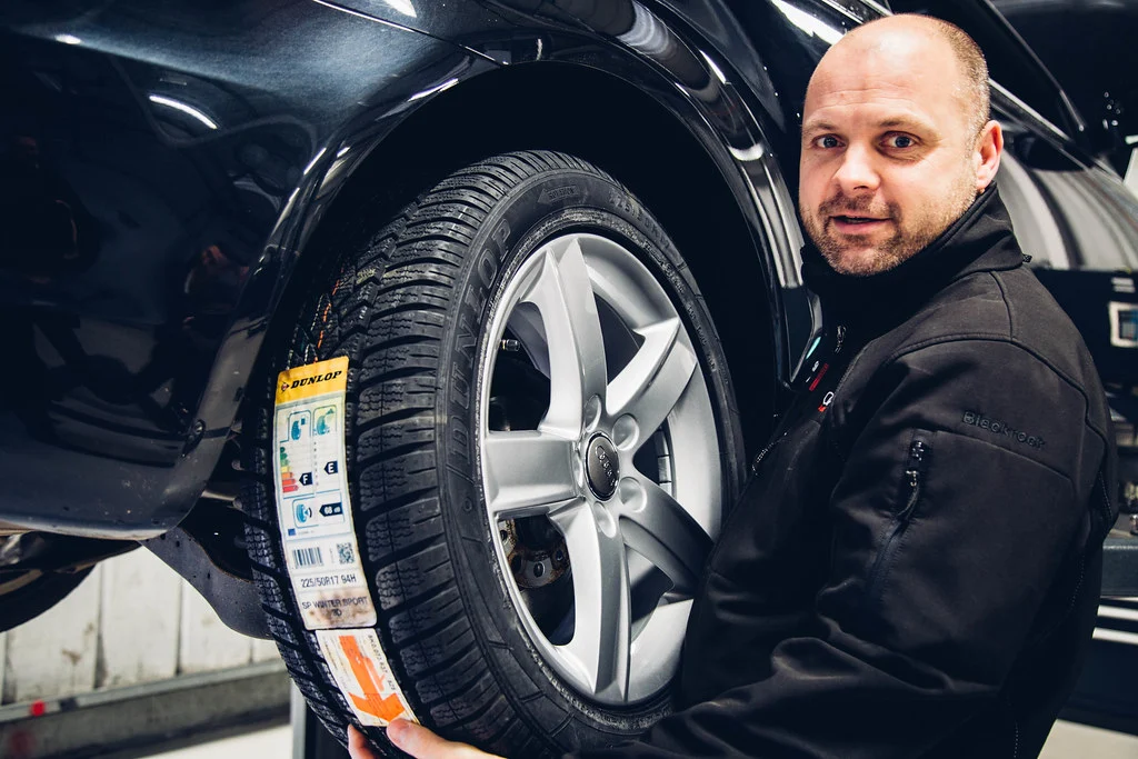 Monteur waarschuwt: Heb jij je winterbanden nog onder de auto liggen? Dit is slechter dan je denkt!