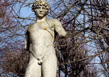 Dit is de reden waarom oude beelden kleine pen*ssen hebben