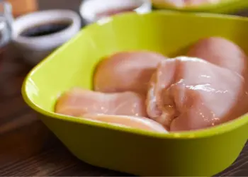 Dit zit er in die goedkope kipfilet van de supermarkt