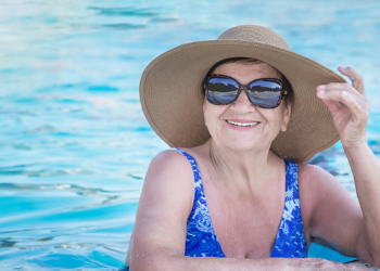 Ella (68): “Ik geef liever mijn geld uit aan luxe vakanties dan dat ik spaar voor mijn kleinkinderen”