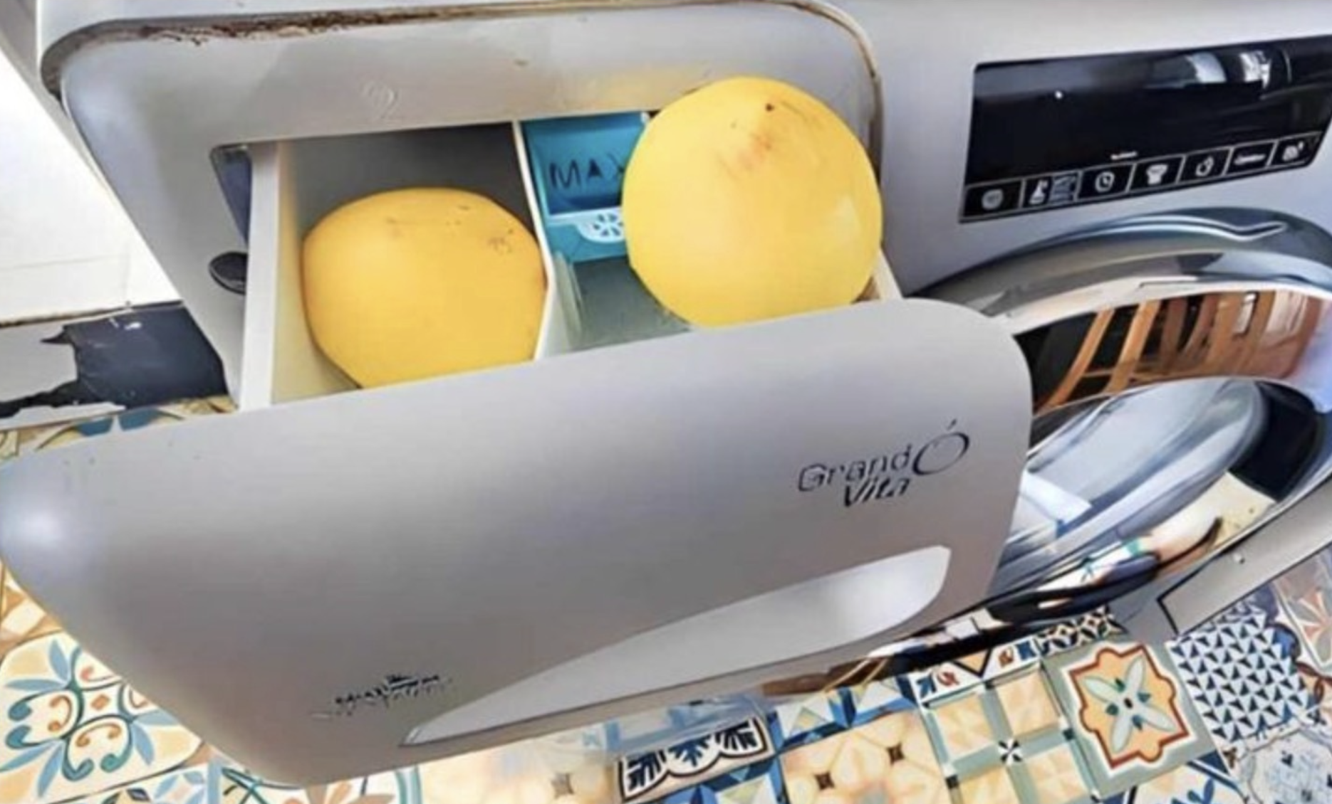 Stop 2 citroenen in de wasmachine en kijk wat het met je was doet (geweldig!)