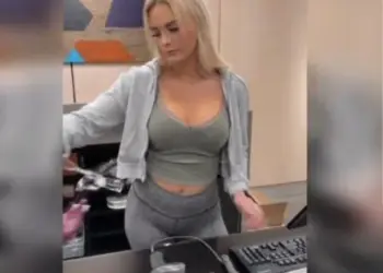 Kassière wil het setje voor zijn vriendin wel passen om te kijken hoe het zal staan..