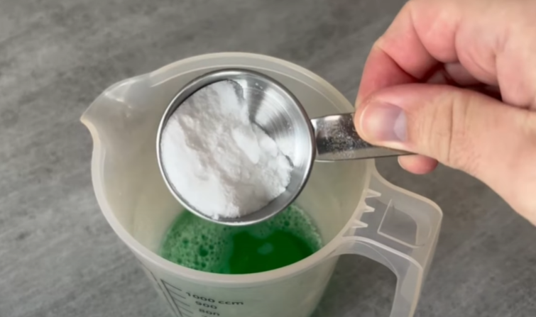Met één lepeltje zout verandert afwasmiddel compleet – het effect zal je verbazen