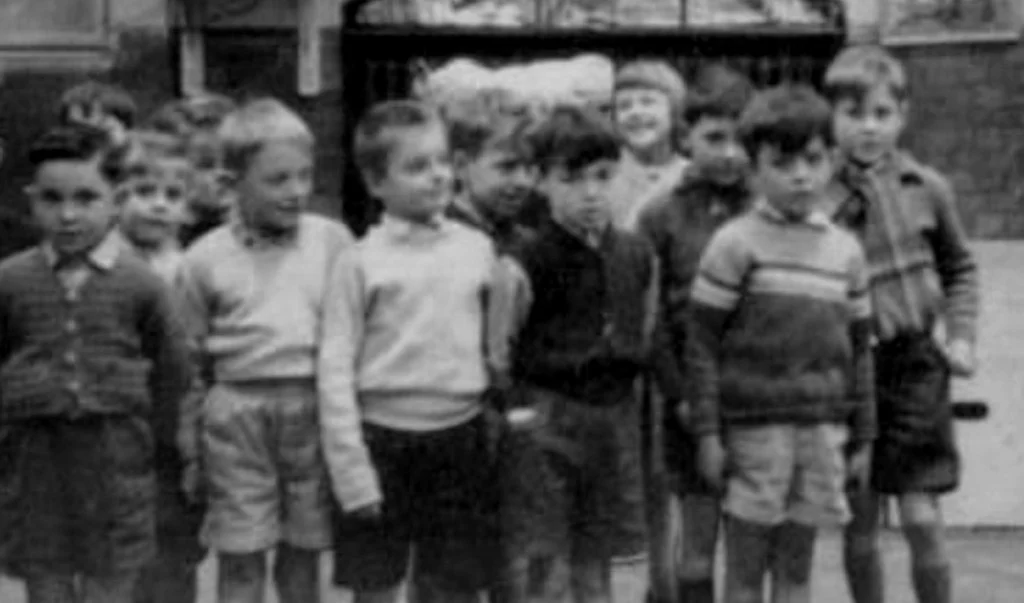 Wat is klein, rond en zat vroeger in bijna elke broekzak van een kind?