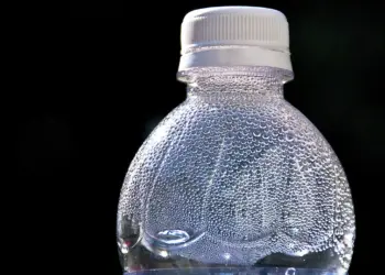 Heb jij je ooit afgevraagd waar die plastic ring bij een flesje voor is? Dit is het antwoord!