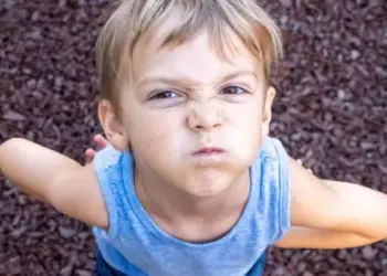 Hoe ga je om met een respectloos en brutaal kind? 9 tips van een expert