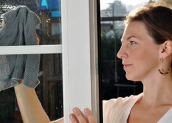 Sarah (37) mag haar ramen niet op zondag wassen van de buurman: “Zondag is een rustdag”