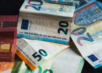 Wees voorzichtig: steeds meer valse eurobiljetten in omloop: zo herken je ze!