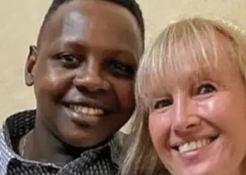 Een 68-jarige vrouw trouwde met een jongeman uit Zanzibar