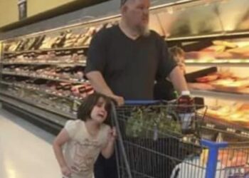 Vader betrapt terwijl hij dochter bij haar haar door supermarkt sleept – internet is woest