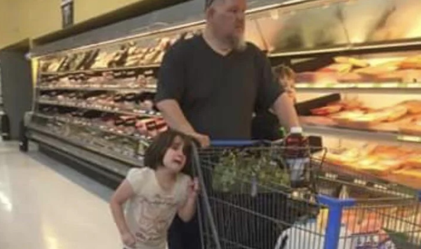 Vader betrapt terwijl hij dochter bij haar haar door supermarkt sleept – internet is woest
