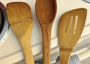 Zó kun je het beste je houten keukengereij schoonmaken (niemand doet dit)