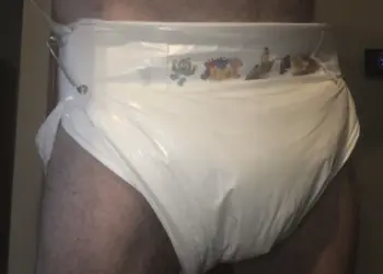 Stanley (31): “Ik ben een volwassen baby en ik draag luiers en slaap in een kinderbed”