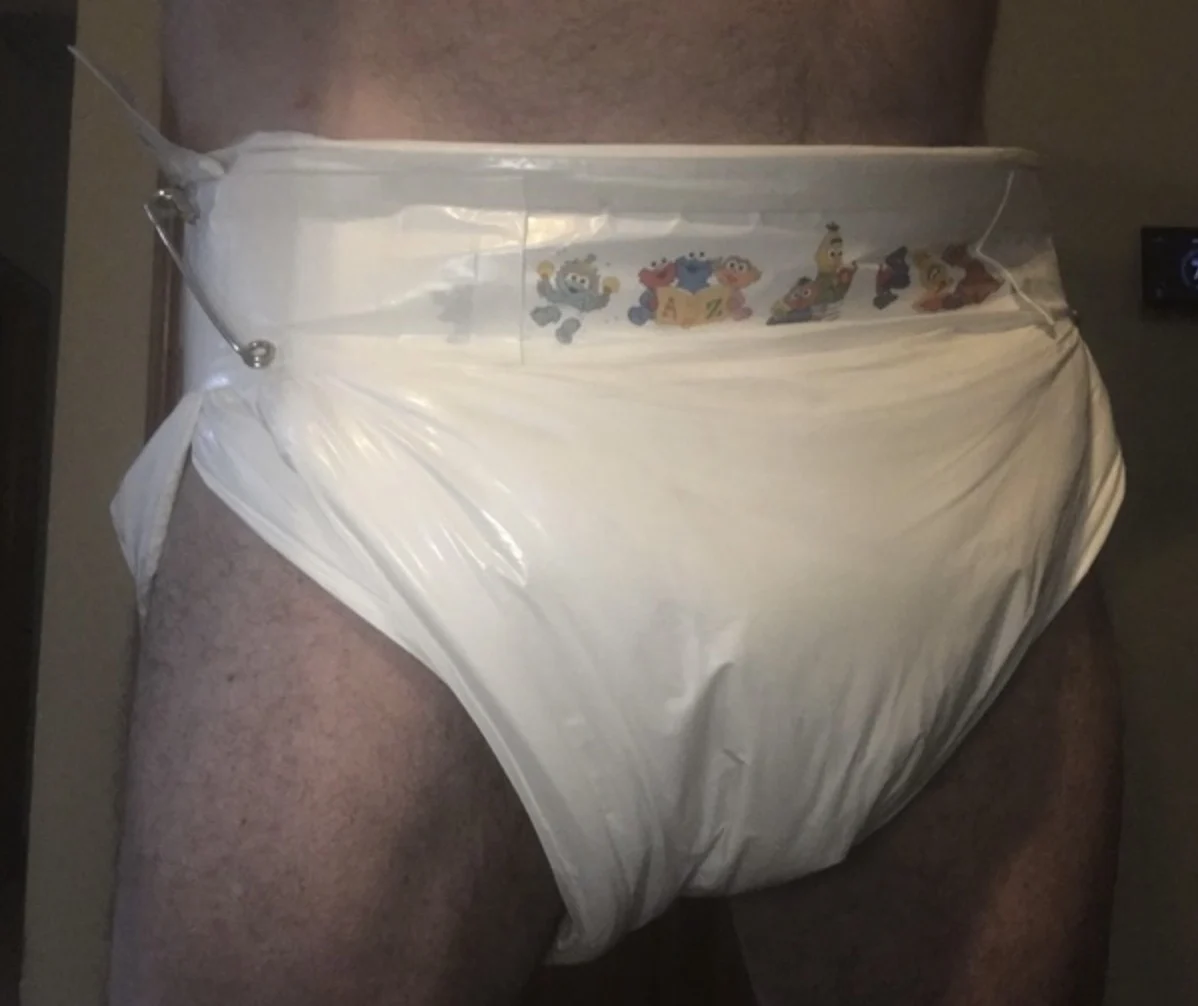 Stanley (31): “Ik ben een volwassen baby en ik draag luiers en slaap in een kinderbed”