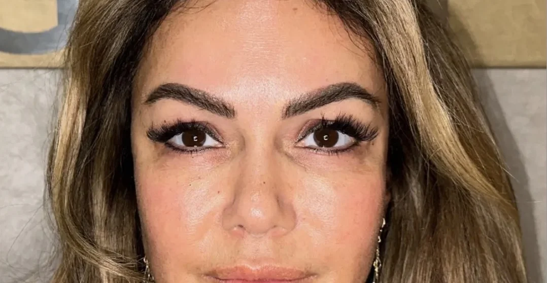 Vrouw betaalt 12.000 dollar voor een operatie om haar ogen permanent van bruin naar blauw te veranderen.