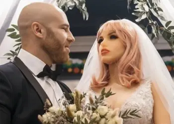 Man trouwt met s*kspop en begint relatie met kippenpop: “Dit is wie ik ben, en ik schaam me nergens voor”