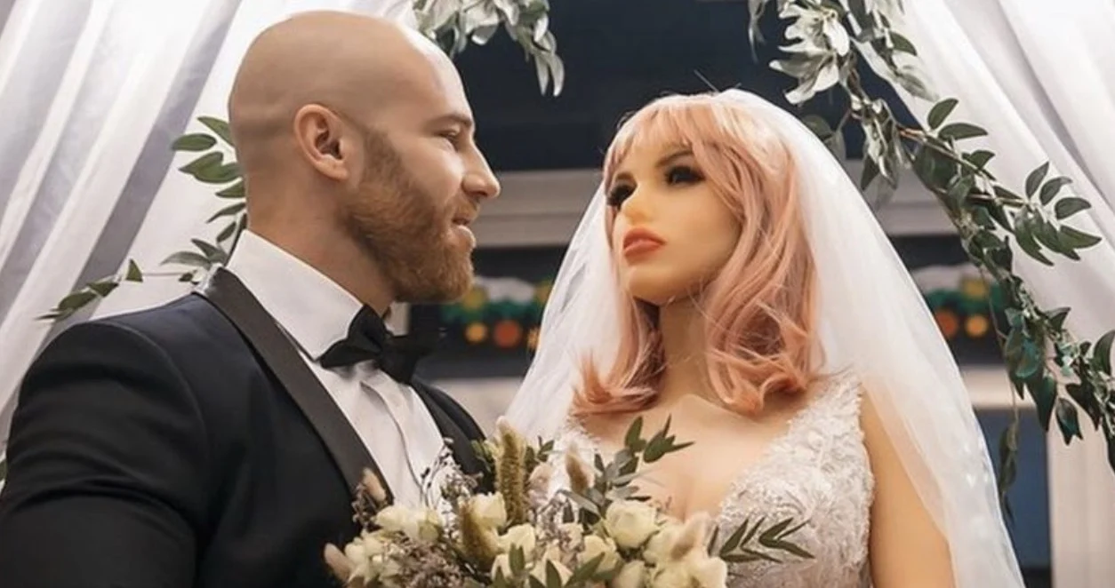 Man trouwt met s*kspop en begint relatie met kippenpop: “Dit is wie ik ben, en ik schaam me nergens voor”