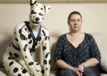 Man leeft als een echte hond, zijn vrouw moet hem elke dag uitlaten en voeren