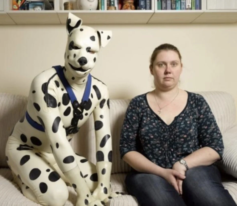 Man leeft als een echte hond, zijn vrouw moet hem elke dag uitlaten en voeren