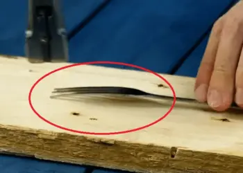 Ze slaat een vork plat met een hamer, de reden? Ik ga dit gelijk proberen!