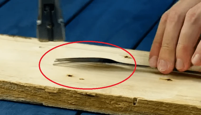 Ze slaat een vork plat met een hamer, de reden? Ik ga dit gelijk proberen!