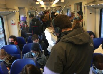 Gerda (71) is boos: “De jeugd van tegenwoordig staat niet eens meer op in het openbaar vervoer en zit alleen maar op hun telefoon!”