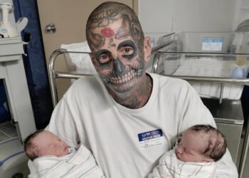 Getatoeëerde vader krijgt zware kritiek omdat mensen hem beoordelen als een slechte ouder