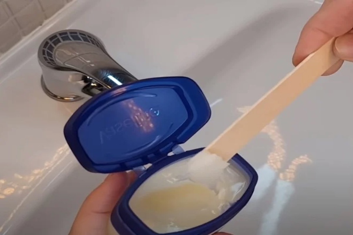 Dit is waarom je een pot Vaseline in de gootsteen wil zetten