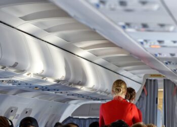 Stewardess onthult: deze bijnaam geeft het cabinepersoneel jou als ze je aantrekkelijk vinden