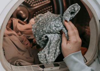 Experts waarschuwen: dit gebeurt er als je je natte was in de wasmachine laat liggen!