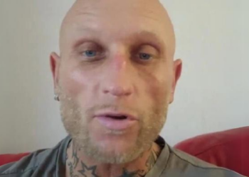 Kevin (42): “Ik ben klaar met lelijke vrouwen daten, ik heb te veel klasse daarvoor”