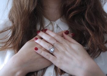 Arts legt uit: Dit is waarom je soms zomaar een scherpe steek door je borst kan voelen