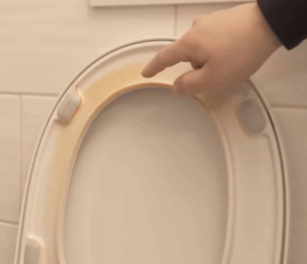 Maak een gele toiletbril zo goed als nieuw met deze geniale truc!